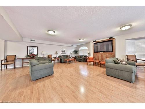 B406-216 Plains Road W, Burlington, ON - Indoor Photo Showing Living Room