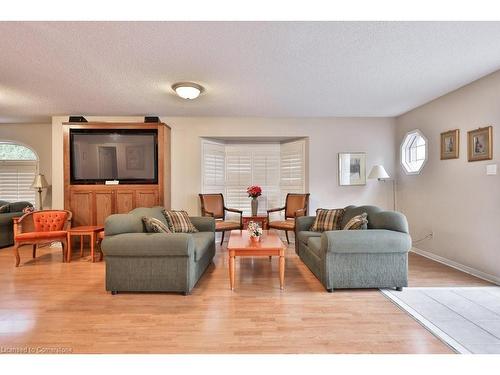 B406-216 Plains Road W, Burlington, ON - Indoor Photo Showing Living Room