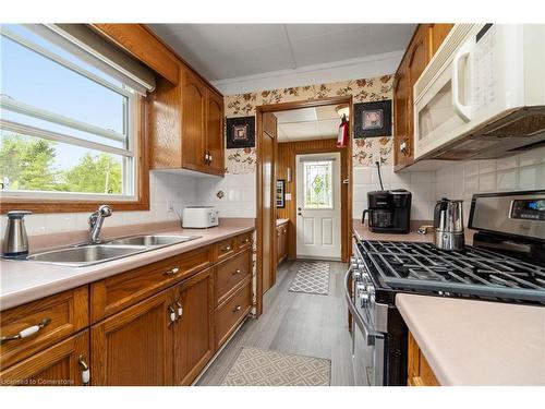 44 Hoover Point Lane, Selkirk, ON - Indoor Photo Showing Kitchen With Double Sink