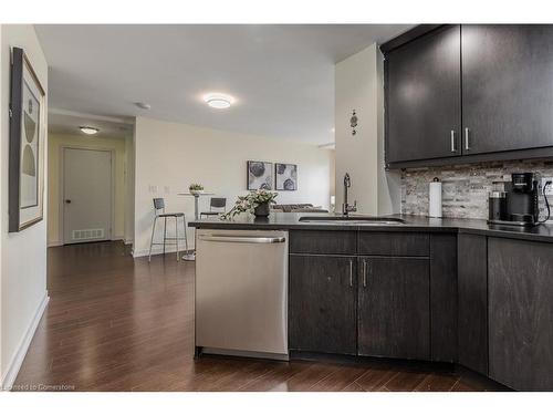 814-551 Maple Avenue, Burlington, ON - Indoor Photo Showing Kitchen