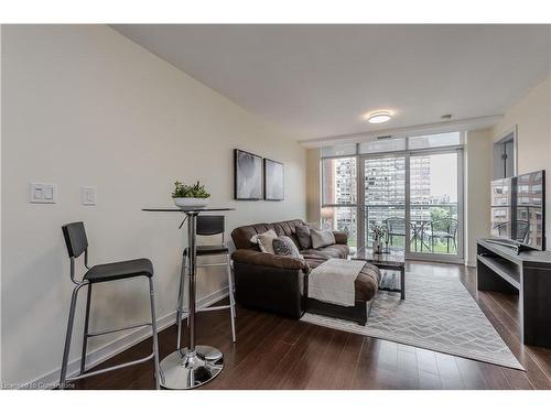 814-551 Maple Avenue, Burlington, ON - Indoor Photo Showing Living Room