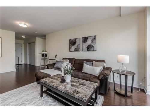 814-551 Maple Avenue, Burlington, ON - Indoor Photo Showing Living Room