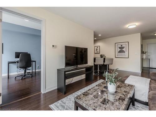 814-551 Maple Avenue, Burlington, ON - Indoor Photo Showing Living Room