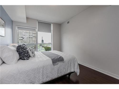 814-551 Maple Avenue, Burlington, ON - Indoor Photo Showing Bedroom