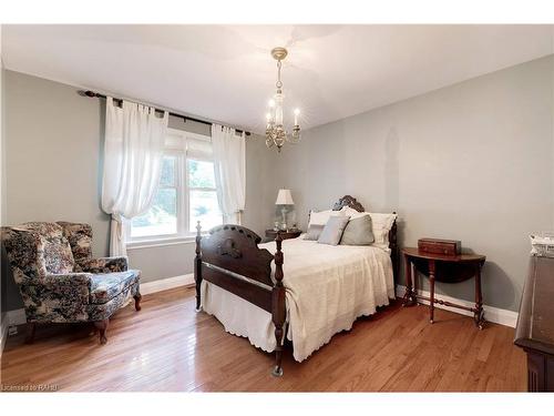 2329 Sharron Street, Burlington, ON - Indoor Photo Showing Bedroom