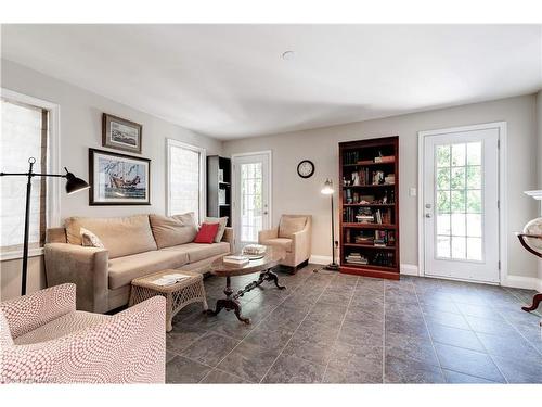 2329 Sharron Street, Burlington, ON - Indoor Photo Showing Living Room