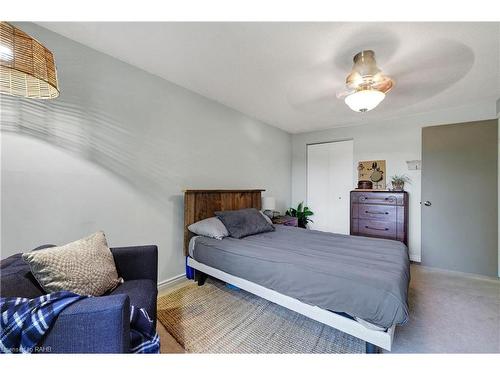 11-29 Quail Drive, Hamilton, ON - Indoor Photo Showing Bedroom