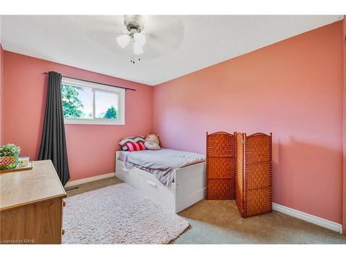 11-29 Quail Drive, Hamilton, ON - Indoor Photo Showing Bedroom