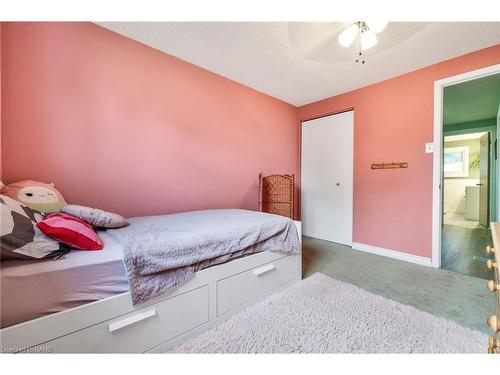 11-29 Quail Drive, Hamilton, ON - Indoor Photo Showing Bedroom