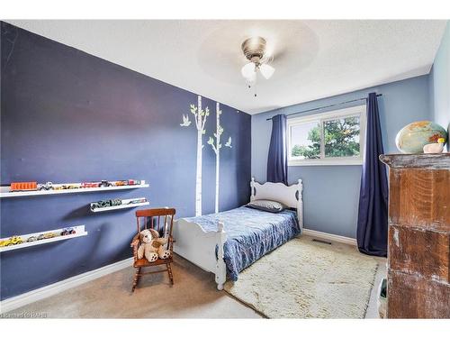 11-29 Quail Drive, Hamilton, ON - Indoor Photo Showing Bedroom