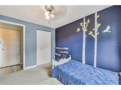 11-29 Quail Drive, Hamilton, ON - Indoor Photo Showing Bedroom