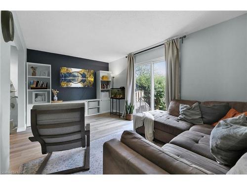 11-29 Quail Drive, Hamilton, ON - Indoor Photo Showing Living Room