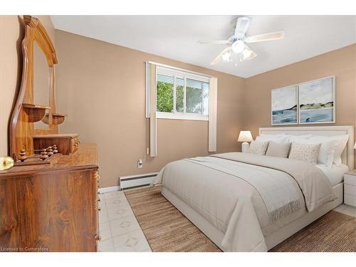 420 West 5Th Street, Hamilton, ON - Indoor Photo Showing Bedroom