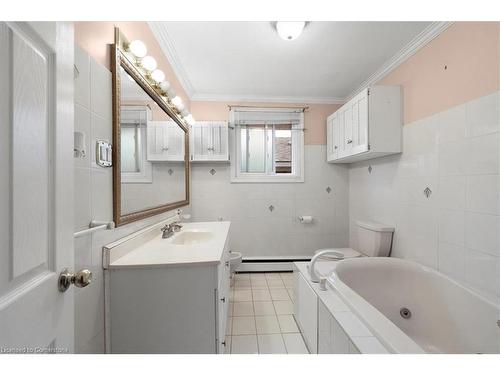 420 West 5Th Street, Hamilton, ON - Indoor Photo Showing Bathroom