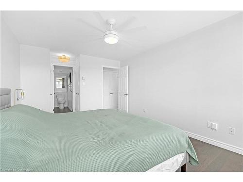 706-40 Harrisford Street, Hamilton, ON - Indoor Photo Showing Bedroom