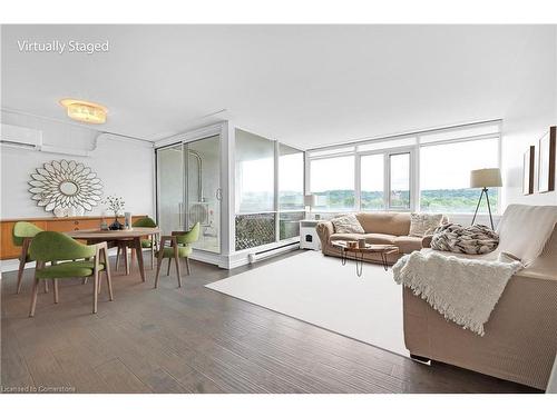 706-40 Harrisford Street, Hamilton, ON - Indoor Photo Showing Living Room