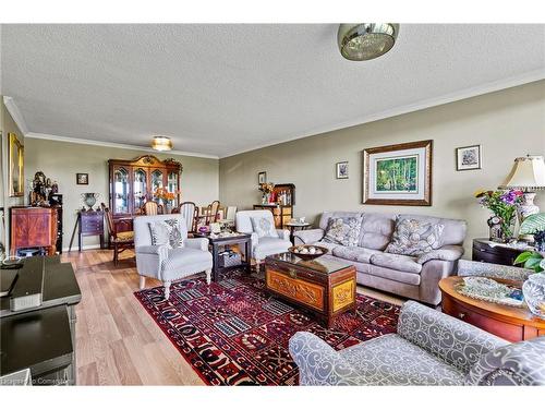 605-3 Towering Heights Boulevard, St. Catharines, ON - Indoor Photo Showing Living Room