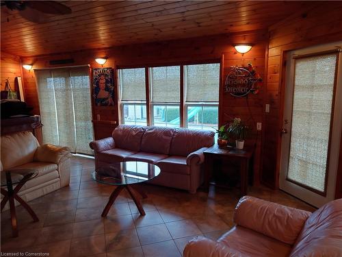 100 Broad Road, Haldimand, ON - Indoor Photo Showing Living Room