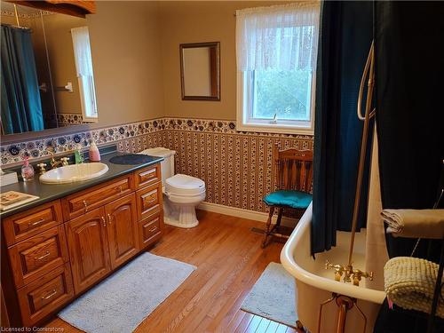 100 Broad Road, Haldimand, ON - Indoor Photo Showing Bathroom