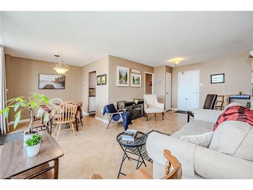 608-35 Towering Heights Boulevard, St. Catharines, ON - Indoor Photo Showing Living Room