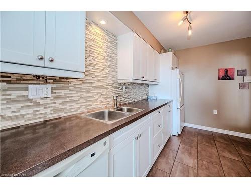 608-35 Towering Heights Boulevard, St. Catharines, ON - Indoor Photo Showing Kitchen With Double Sink