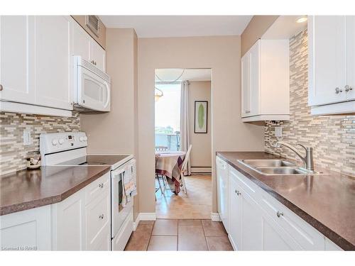 608-35 Towering Heights Boulevard, St. Catharines, ON - Indoor Photo Showing Kitchen With Double Sink