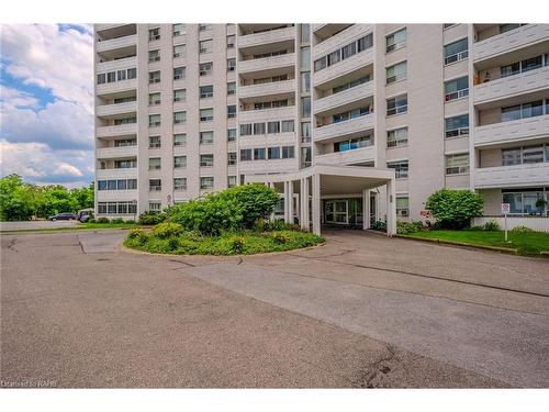 608-35 Towering Heights Boulevard, St. Catharines, ON - Outdoor With Balcony With Facade