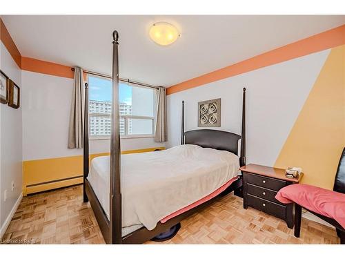 608-35 Towering Heights Boulevard, St. Catharines, ON - Indoor Photo Showing Bedroom