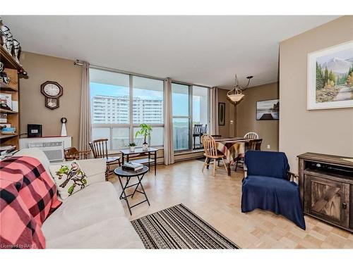 608-35 Towering Heights Boulevard, St. Catharines, ON - Indoor Photo Showing Living Room