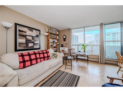 608-35 Towering Heights Boulevard, St. Catharines, ON - Indoor Photo Showing Living Room