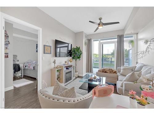 408-2093 Fairview Street, Burlington, ON - Indoor Photo Showing Living Room