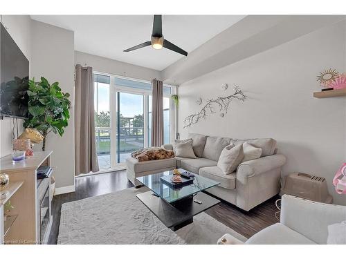 408-2093 Fairview Street, Burlington, ON - Indoor Photo Showing Living Room