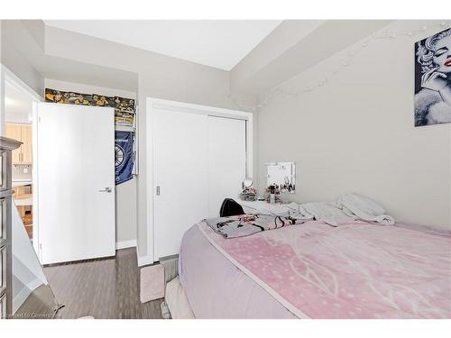 408-2093 Fairview Street, Burlington, ON - Indoor Photo Showing Bedroom