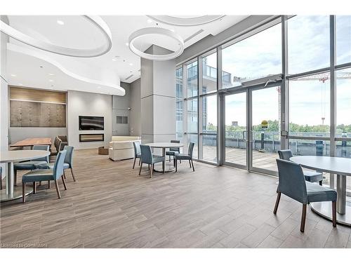 408-2093 Fairview Street, Burlington, ON - Indoor Photo Showing Dining Room