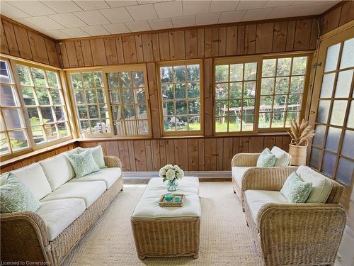 34 Connaught Avenue S, Hamilton, ON - Indoor Photo Showing Living Room