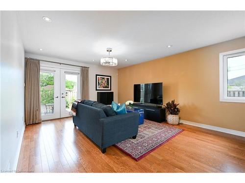 28 Woodburn Avenue, St. Catharines, ON - Indoor Photo Showing Living Room