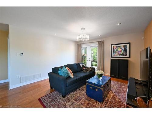 28 Woodburn Avenue, St. Catharines, ON - Indoor Photo Showing Living Room