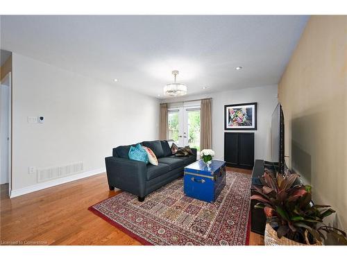 28 Woodburn Avenue, St. Catharines, ON - Indoor Photo Showing Living Room