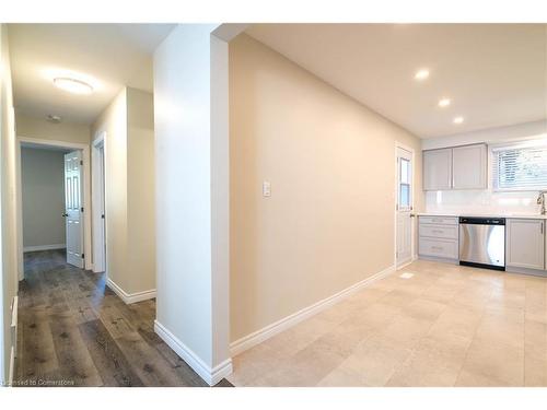 1-716 Mohawk Road W, Hamilton, ON - Indoor Photo Showing Kitchen