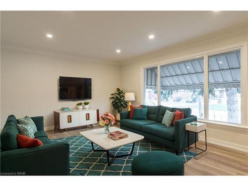 1-9 West 22Nd Street, Hamilton, ON - Indoor Photo Showing Living Room