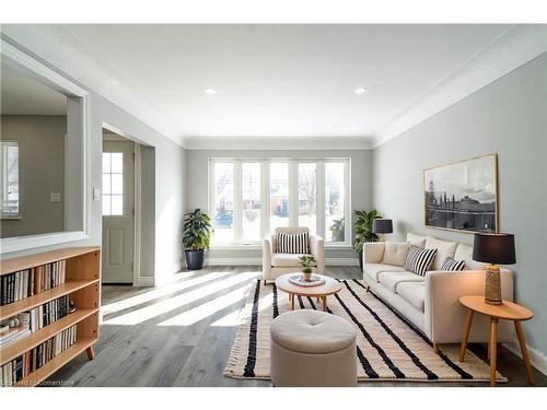 1-196 Upper Paradise Road, Hamilton, ON - Indoor Photo Showing Living Room