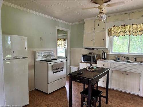 961 Canal Bank Road, Dunnville, ON - Indoor Photo Showing Kitchen With Double Sink