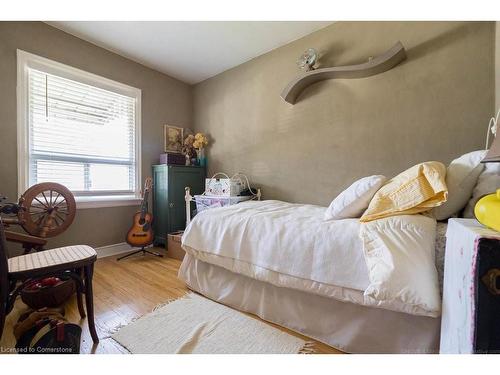 229 East 28Th Street, Hamilton, ON - Indoor Photo Showing Bedroom