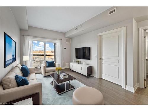 312-212 Lakeport Road, St. Catharines, ON - Indoor Photo Showing Living Room