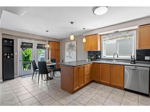 3 Muscat Drive, Grimsby, ON - Indoor Photo Showing Kitchen