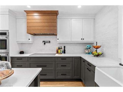 379 Devonshire Terrace, Hamilton, ON - Indoor Photo Showing Kitchen