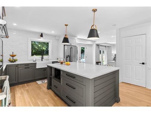 379 Devonshire Terrace, Hamilton, ON - Indoor Photo Showing Kitchen With Upgraded Kitchen