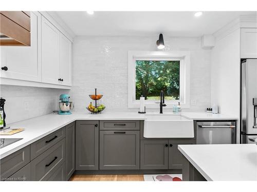 379 Devonshire Terrace, Hamilton, ON - Indoor Photo Showing Kitchen