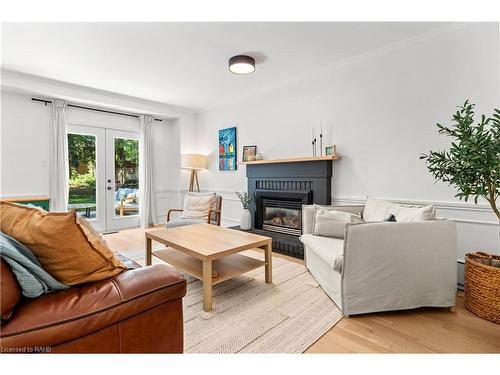 379 Devonshire Terrace, Hamilton, ON - Indoor Photo Showing Living Room With Fireplace