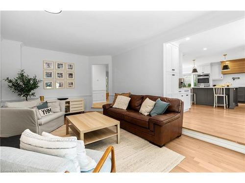 379 Devonshire Terrace, Hamilton, ON - Indoor Photo Showing Living Room